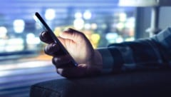 Handy-Chats erschütterten die Republik seit Ibiza. Der Verfassungsgerichtshof ordnete eine Neuregelung im Sinne von Menschenrechten an. Die neue Lösung stößt nicht nur auf Begeisterung. (Bild: terovesalainen - stock.adobe.com)