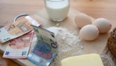 Die Inflation im Euro-Währungsraum habe im Februar 2,4 Prozent betragen, schätzt Eurostat. (Bild: APA/BARBARA GINDL)