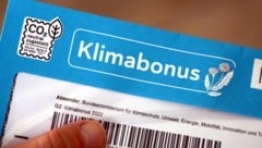Mit dem Klimabonus sollten die Österreicher dazu angeregt werden, sich klimafreundlicher zu verhalten. Jetzt fällt er den Budgeteinsparungen zum Opfer. (Bild: Karl Schöndorfer)