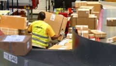 Im vergangenen Jahr wurden rund um die Schnäppchen-Woche Cyber Week Spitzenwerte von fast zwölf Millionen bearbeiteten Sendungen pro Tag erreicht. (Bild: APA/HELMUT FOHRINGER)