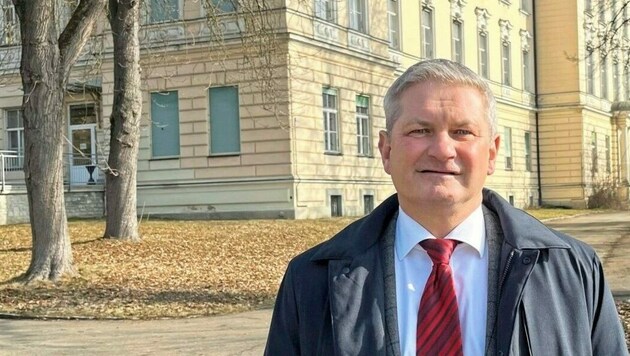 Bürgermeister Christian Sander vor dem umstrittenen Flüchtlingsheim