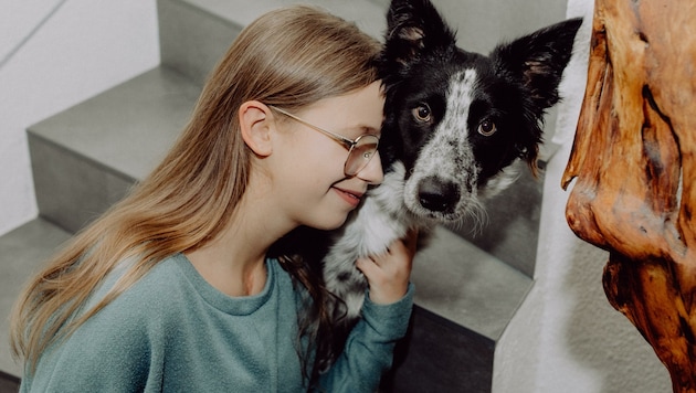 Anna hofft auf ein neues Herz. Foto aus glücklicheren Zeiten: das tierliebe Mädchen mit Border Collie „Hope“
