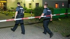 Als die Polizei eintraf, befand sich der Mann den Angaben zufolge in seinem Zimmer und attackierte die Beamten. (Bild: dpa-Zentralbild/Julian Stähle (Symbolbild))
