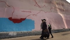 „Für immer vereint“ steht auf einem Wandgemälde der Krim in Moskau (Archivbild von März 2014). Die Ukraine will die vor elf Jahren geraubte Halbinsel zurückerobern. (Bild: APA/AFP/Alexander NEMENOV)