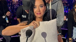 Katy Perry reißt bei „American Idol“ das Oberteil – gleich zweimal! Da kann nur noch ein Polster helfen ... (Bild: twitter.com/katyperry)