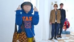 Blicke in die Ausstellung: Man inszeniert auch mit Augenzwinkern die Plünderung von Weltkunst, etwa bei einer Home-Invasion (Bild: Wolfgang Spitzbart)