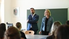 Rechtsanwalt Franz Raffaseder klärte in der Berufsschule 7 in Linz über strafbare Postings auf, LH-Vize Christine Haberlander war zu Gast. (Bild: Wenzel Markus)