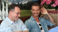 Die Chemie zwischen Michael Jürgens, Produzent der „Feste“-Shows (links), und Moderator Florian ...