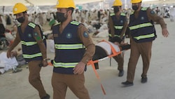 Rettungskräfte tragen im Mina-Tal nahe Mekka eine Person weg, die bei Hitze umkippte. (Bild: AP)