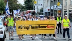 Mindestens 200 Teilnehmer marschierten am Sonntagnachmittag friedlich durch Linz, um gegen Hass auf Israel aufzutreten.  (Bild: Loy Robert)