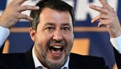 Der Flug des italienischen Verkehrsministers Matteo Salvini ist mit nur kurzer Verspätung abgehoben. (Bild: AFP/GABRIEL BOUYS)