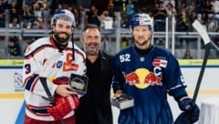 Lachte nach Eisbullen-Duell am besten: Peter Schneider mit RB-Eishockeydirektor Christian Winkler und Münchens Patrick Hager (v. li.). (Bild: Gintare Karpaviciute - EC Red Bull Salzburg)