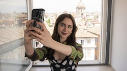 Wird aus „Emily in Paris“ womöglich in der kommenden Staffel „Emily in Rom“? Frankreichs Präsident Macron wäre darüber nicht glücklich. (Bild: © 2024 Netflix, Inc.)