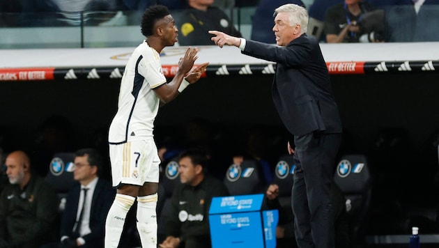 Carlo Ancelotti und Real-Star Vinicius (Bild: AFP/APA/OSCAR DEL POZO)