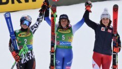 Alice Robinson, Federica Brignone und Julia Scheib (v.l.)