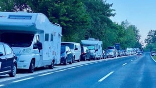 Die Parkplätze entlang des Attersees sind voll, jetzt greifen Gemeinden und Bezirkshauptmannschaften durch. (Bild: Loy Robert)
