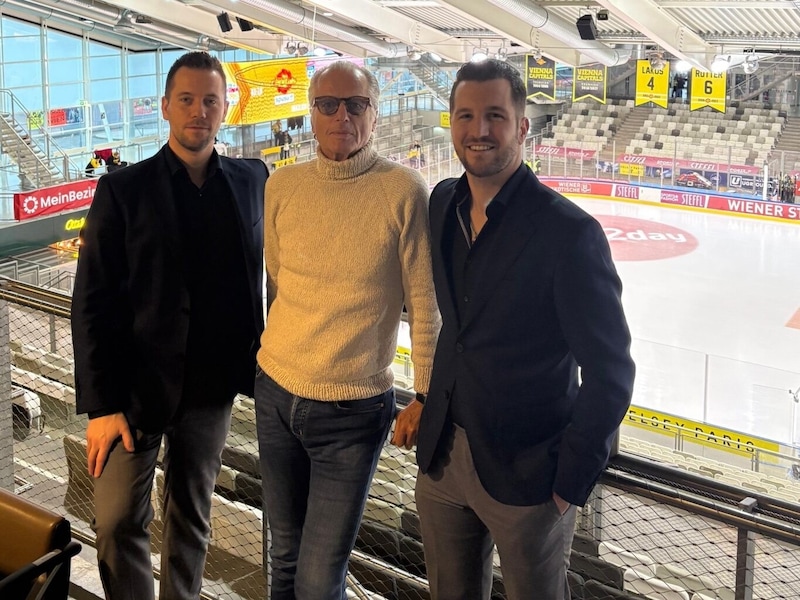 Lukas Garhofer (li.) und Patrick Wondra (re.) mit Caps-Präsident Martin Reiss in der Steffl Arena. (Bild: spusu Vienna Capitals)