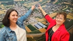 Das Areal ist bereits reserviert: Finanzstadträtin Conny Kallaus und Bürgermeisterin Brititte ...