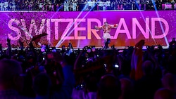 Weil die Schweiz im Vorjahr triumphiert hat (im Bild Sieger Nemo), darf sie heuer den Eurovision Song Contest ausrichten. (Bild: APA/AFP/Tobias SCHWARZ)