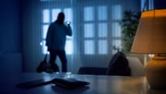 Zumindest zwei Männer drangen in die Wohnung in Schwaz ein (Symbolbild). (Bild: stock.adobe.com)