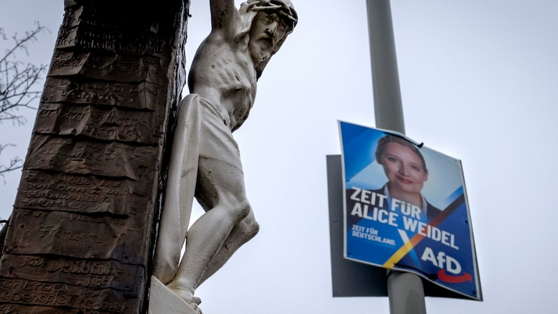 Erstmals liegen die rechtsextreme AfD und die etablierten Unionsparteien CDU/CSU gleichauf. (Bild: AP/Michael Probst)