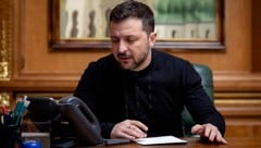Der ukrainische Präsident Wolodymyr Selenskyj in seinem Büro (Bild: AFP)