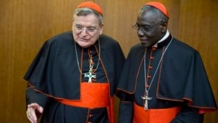 Raymond Burke (li.) und Robert Sarah zählen zu den (Ultra-)Traditionalisten. (Bild: AP/Andrew Medichini / AP / picturedesk.com)