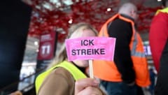 Klare Botschaft am Flughafen Berlin-Brandenburg (Bild: APA/AFP/RALF HIRSCHBERGER)