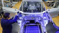 Eine VW-Produktionsstraße im Werk in Wolfsburg (Bild: EPA/Hannibal Hanschke)