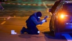 An dem Uber-Taxi mit der zerbrochenen Scheibe entdeckte die Polizei mehrere Hülsen einer Schusswaffe. (Bild: APA/dpa/Christoph Reichwein)