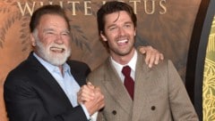 Arnold Schwarzenegger mit Sohn Patrick – zweiterer hatte in der dritten „White Lotus“-Staffel einen viel beachteten Auftritt. (Bild: AFP/CHRIS DELMAS)