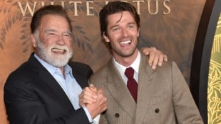 Arnold Schwarzenegger mit Sohn Patrick – zweiterer hatte in der dritten „White Lotus“-Staffel einen viel beachteten Auftritt. (Bild: AFP/CHRIS DELMAS)