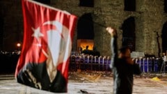 Am Freitag haben in Istanbul 300.000 Menschen für ihren festgenommenen Bürgermeister ...