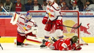 Will wieder vor Goalie Atte Tolvanen fest aufräumen: Bulls-Defender Dennis Robertson (M.). (Bild: Tröster Andreas)