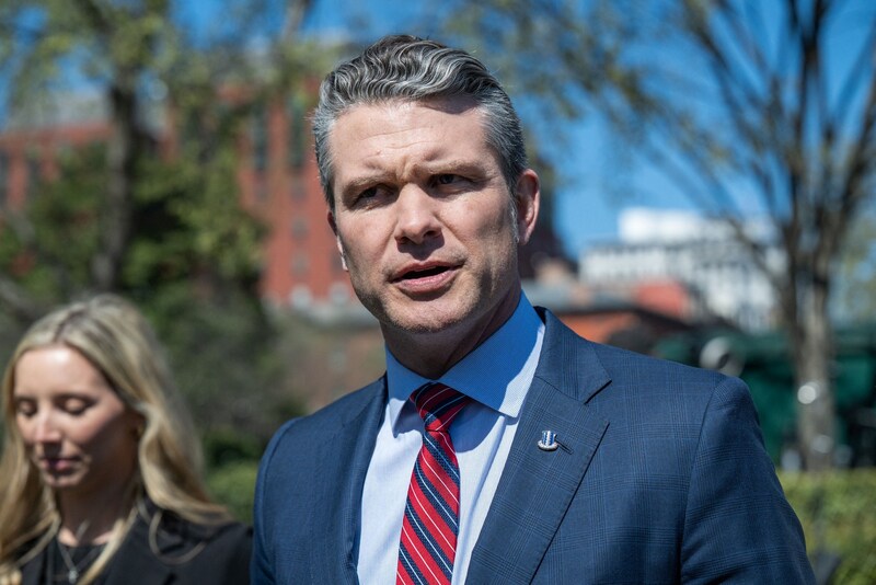 US-Verteidigungsminister Pete Hegseth muss unangenehme Fragen beantworten. (Bild: AFP/ANNABELLE GORDON)