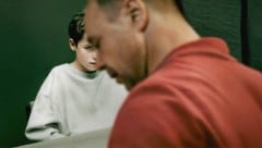 Die britische Thrillerserie „Adolescence“ um einen minderjährigen Mörder ist weltweit zum Überraschungshit auf Netflix avanciert. (Bild: Netflix)