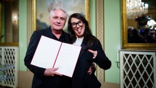 „Vorstadtweib“ Maria Köstlinger hielt die Laudatio auf Kollegen Bernhard Schir. (Bild: Eva Manhart)