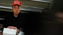 Soll für Aufklärung sorgen: Elon Musk (Bild: EPA/Samuel Corum/ POOL)