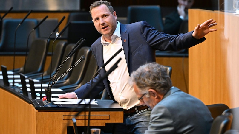 FPÖ-Generalsekretär Michael Schnedlitz tadelt den roten Finanzminister Markus Marterbauer (Bild: APA/HELMUT FOHRINGER)