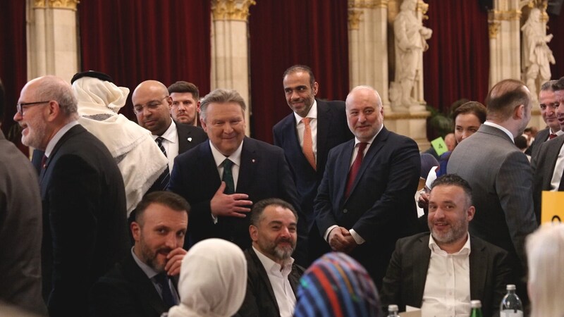 Der Wiener Bürgermeister mischte sich heiter unter die Gäste.  (Bild: krone.tv )