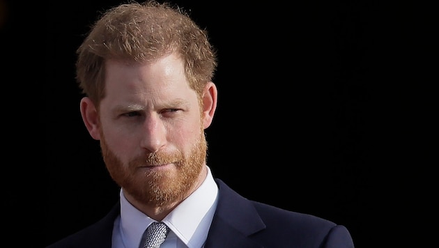 Prinz Harry soll einsam sein – und sich von der Royal Family ausgeschlossen fühlen. Über den Krankenhausaufenthalt seines Vaters wurde er diese Woche in Unkenntnis gelassen.  (Bild: AP/Kirsty Wigglesworth)
