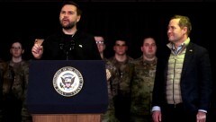 US-Vizepräsident J.D. Vance besuchte gemeinsam mit dem Nationalen Sicherheitsberater Mike Waltz Grönland. (Bild: AFP/JIM WATSON)