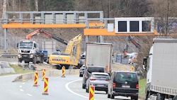 Solche Szenen werden in den kommenden Monaten fast täglich zu sehen sein: Trotz vier Spuren kommt es vor allem zu den Spitzenzeiten zu Staus. (Bild: Birbaumer Christof)