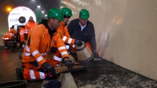Bis zu 250 Arbeiter werken täglich in den Tunneln. (Bild: Tröster Andreas)