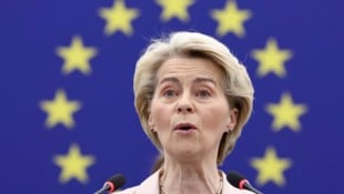 Ursula von der Leyen muss von ihrem harten Klimakurs abweichen. (Bild: AFP/FREDERICK FLORIN)