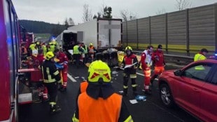 Die Polizei spricht von einem Auffahrunfall. Die Bergung der Toten und Überlebenden gestaltete sich als besonders dramatisch. (Bild: FF Pitten)