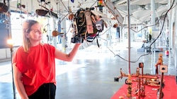 Ars Electronica in der Postcity: Weitläufige Hallen werden mit digitaler Kunst bespielt, es gibt aber auch Labore, Gastro und mehr. (Bild: Horst Einöder/Flashpictures)
