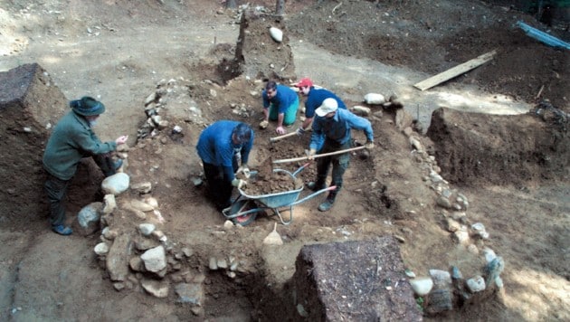 Hallstattkultur: Grabungsarbeiten an einem Grabhügel in Frög/Breg in den 1980er-Jahren. (Bild: kärnten museum/Paul Gleirscher)