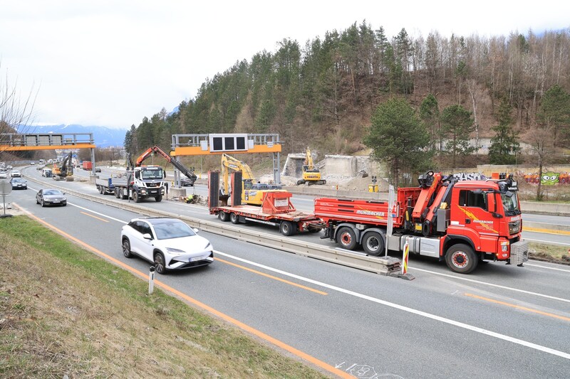 Schweres Gerät auf der Großbaustelle, wenigstens bleiben immer vier Fahrspuren. (Bild: Birbaumer Christof)