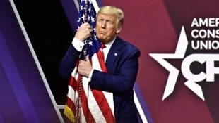 Trump und das Sternenbanner: Mehr Liebe geht nicht – als Show für sein Publikum. (Bild: picturedesk)